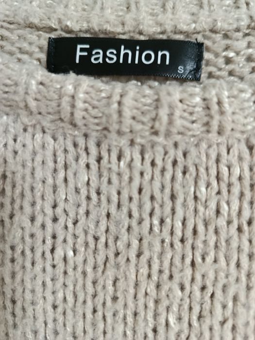 Продам женский свитер.