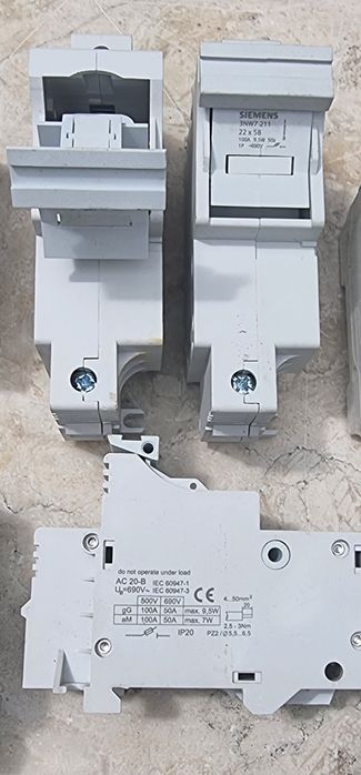 3 Siemens Fuse Bases64740745672450121