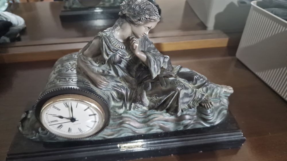 Relogio de mesa com estatua