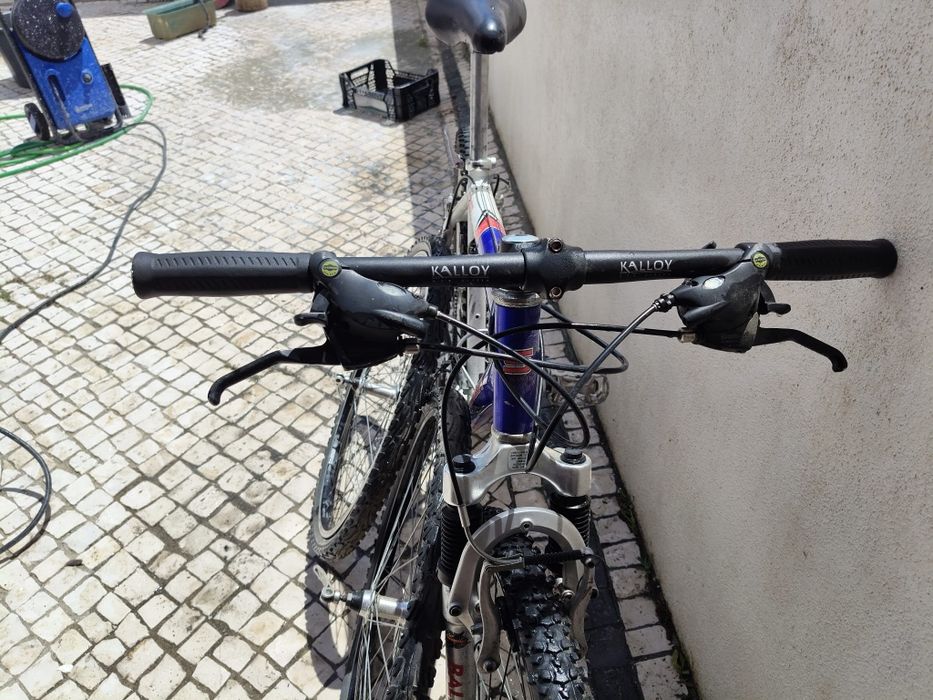 Bicicleta de montanha com 2 jantes extra