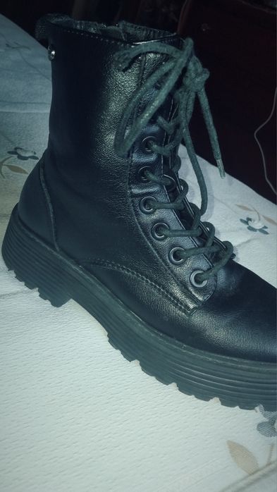 Botas pretas de pele XTI