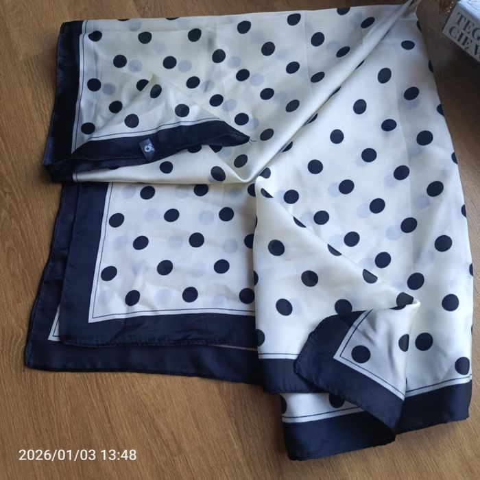 Nowa apaszka jak z jedwabiu 70 cm śmietankowa w czarny groszki