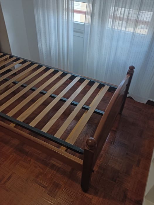 Cama+colchão+mesa de cabeceira