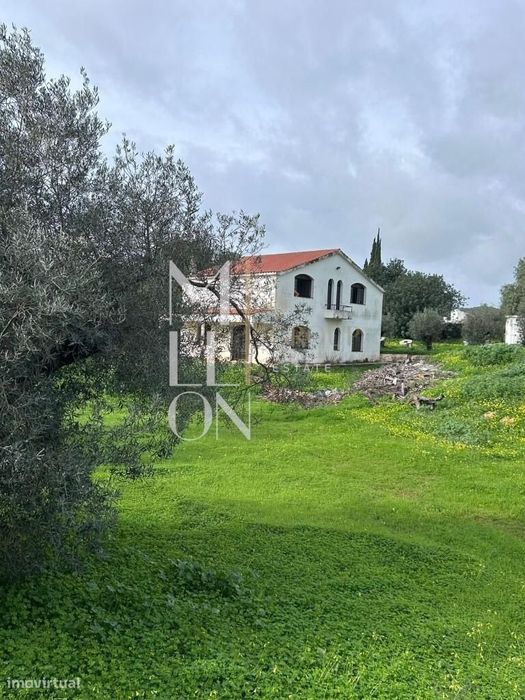 Moradia T4 com Terreno Urbano e Dois Projetos