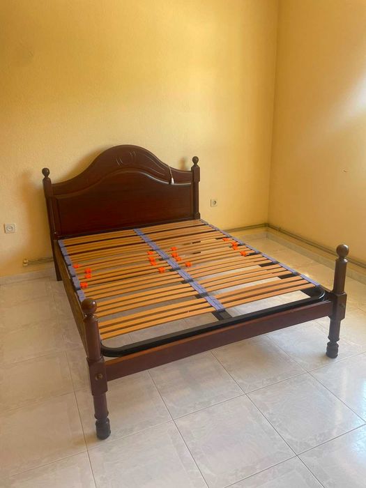 Estrutura de cama de madeira vintage