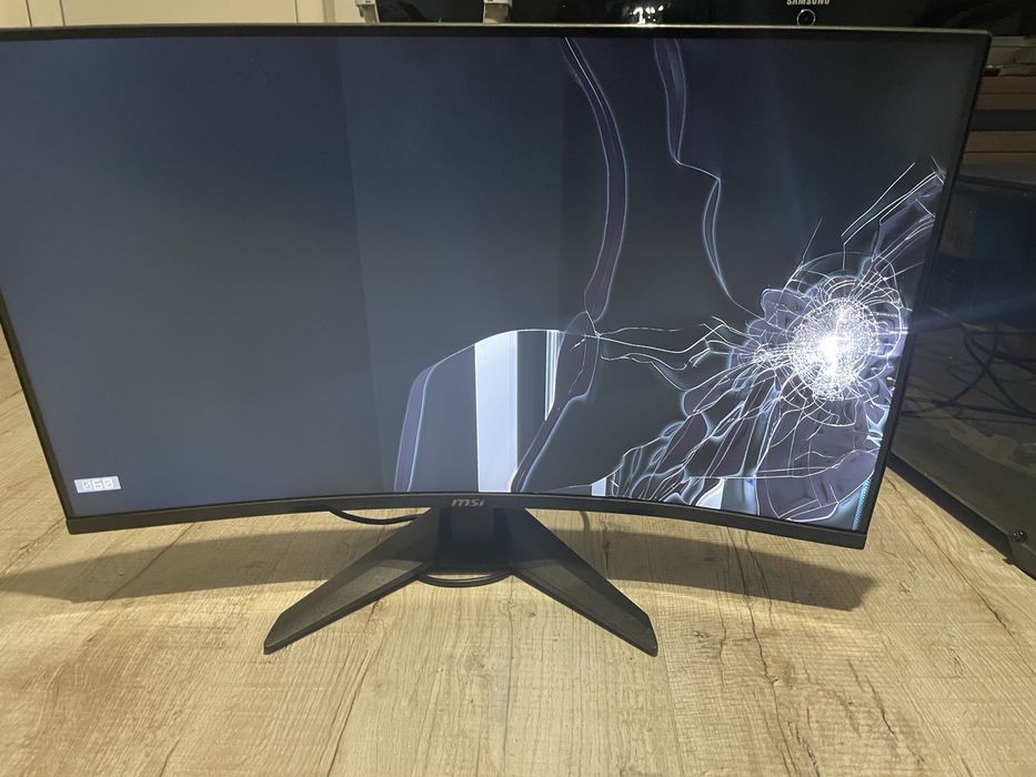 Монитор с разбитой матрицей MSI Mag 32C6X