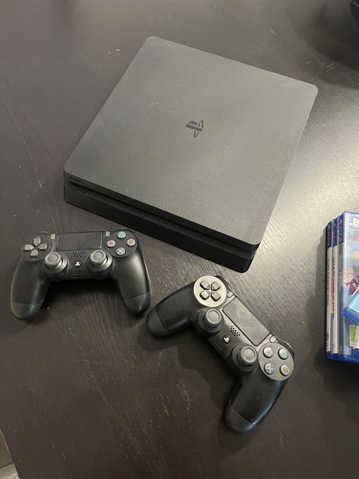 Playstation 4 (com 2 comandos e 7 jogos)