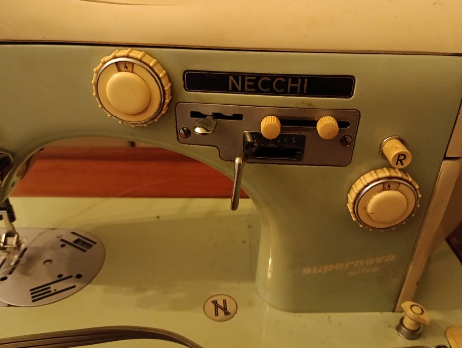 Máquina de costura e de bordar Necchi Supernova automática