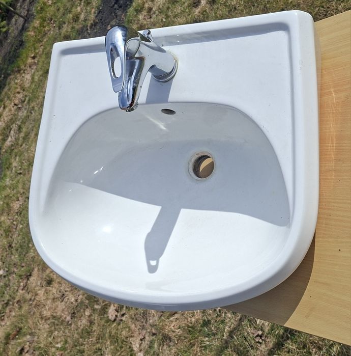 Umywalka z  baterią