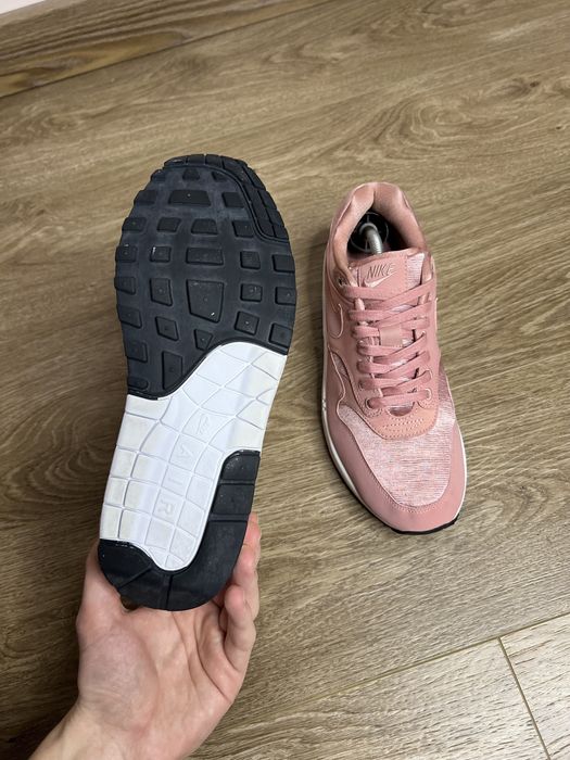 Продам БОМБЕЗНІ жіночі кросівки Nike Air Max 1 SE