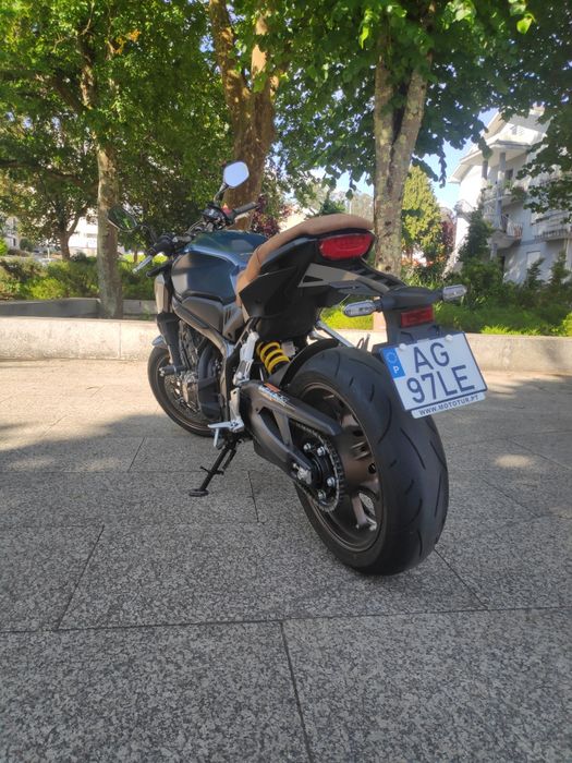 CB 650R ---- 2021