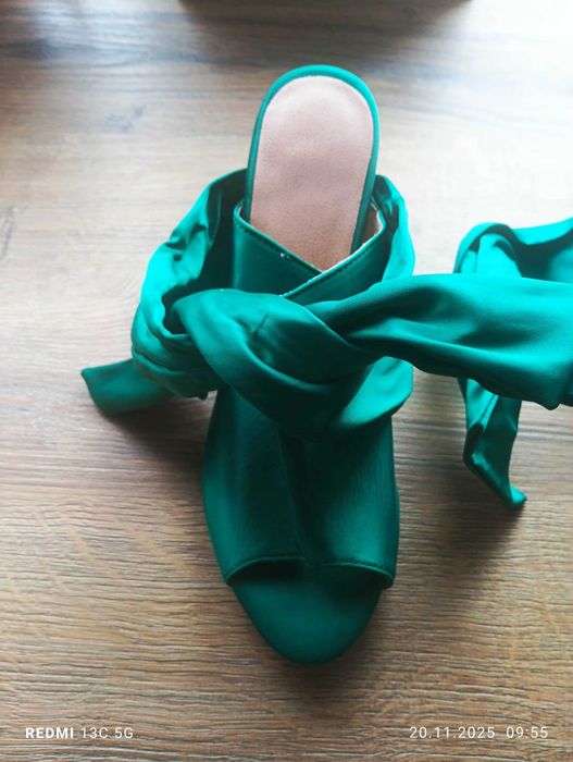 Zielone sandały szpilki z wiązaną kokardą