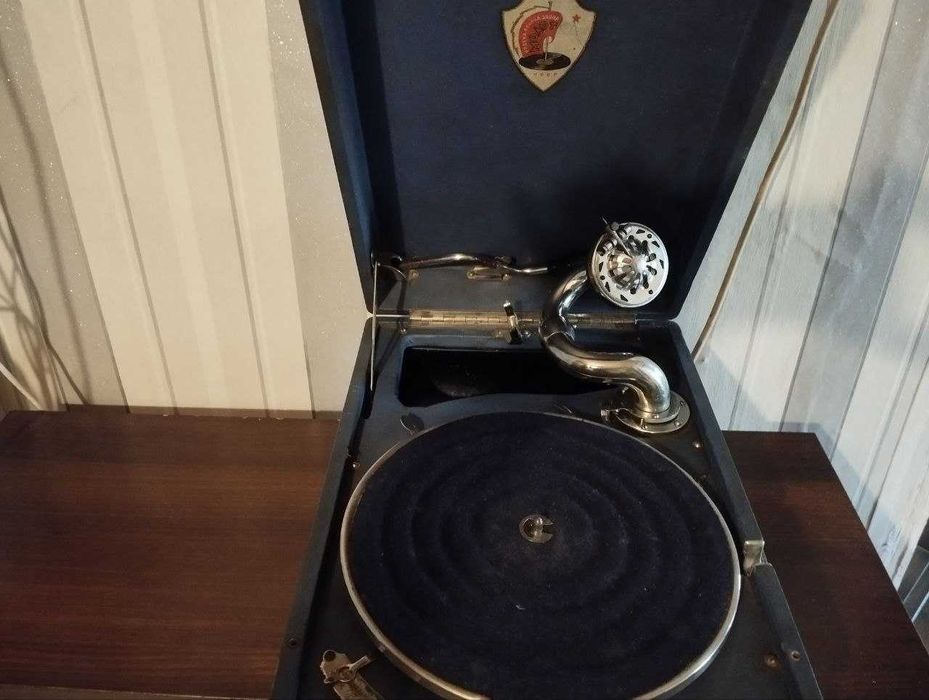 Продам Патефон Молот.