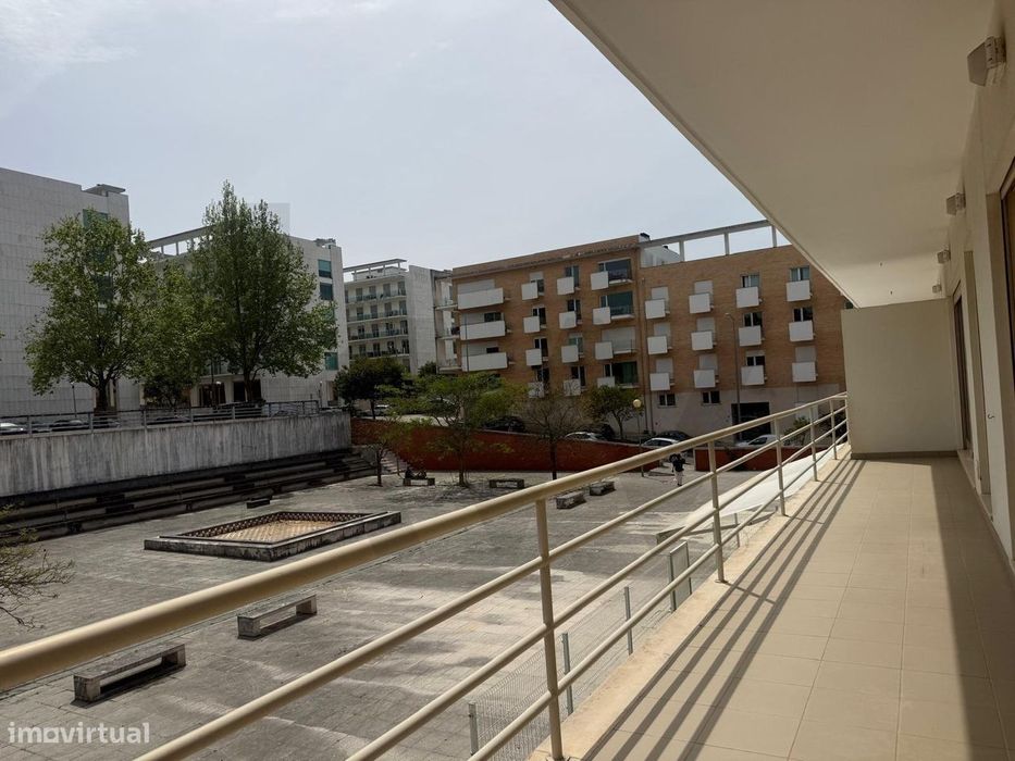Apartamento T2 com Garagem – Vale das Flores | Excelente Exposição Sol