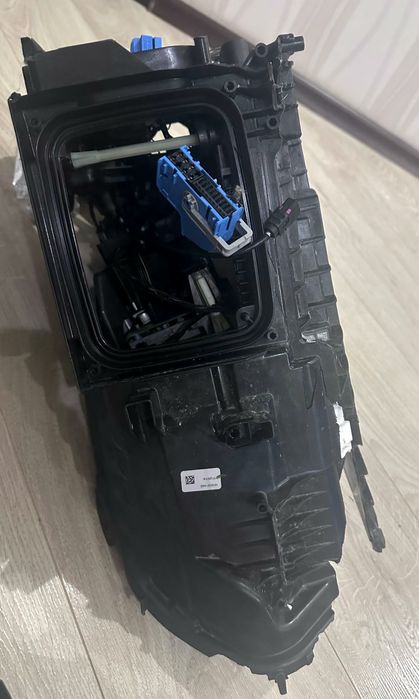 Правая фара с Mercedes EQS SUV