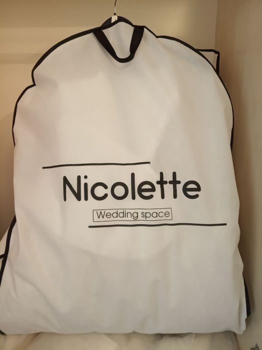 Блискуча весільна сукня зі шлейфом
