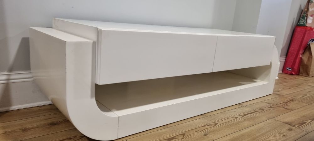 Móvel branco para sala e TV