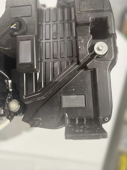 XPENG P7i - LED Frontal Esquerdo - Usado com pequeno arranhão