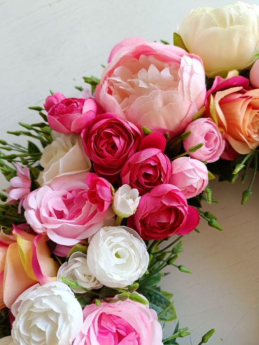 Wiosenny wianek na drzwi peonie, jaskry, róże, piwonie,sztuczne kwiaty