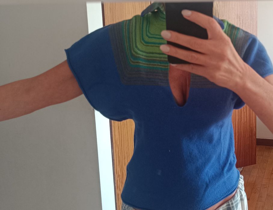 Strong-color wool sweater in navy blue and green, size M.64563904564611120