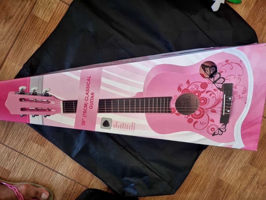 Violão infantil cor de rosa