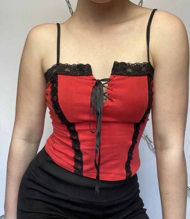 готичний топ червоного кольору