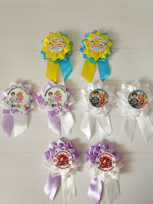 Брошки для випускників