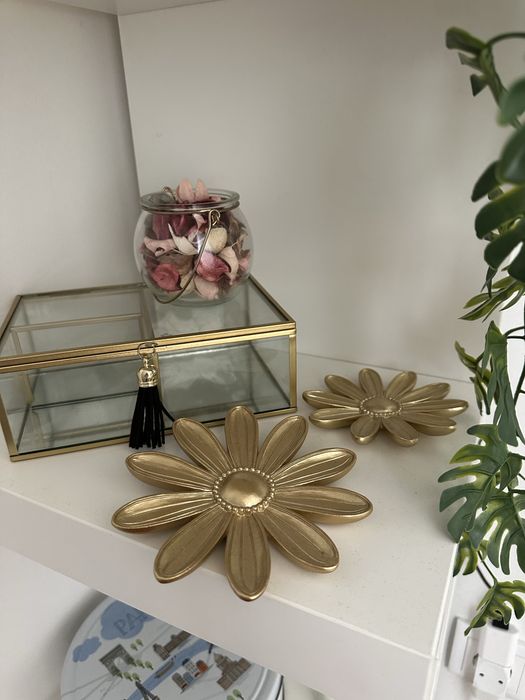 Prateleira ikea com pecas decorativas
