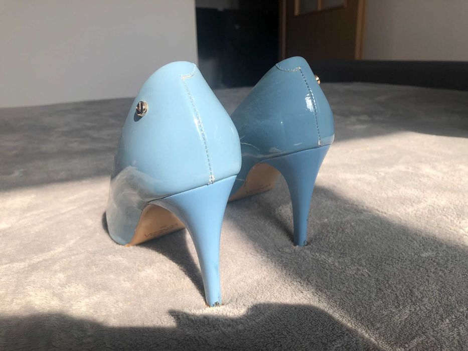 Błękitne skórzane szpilki