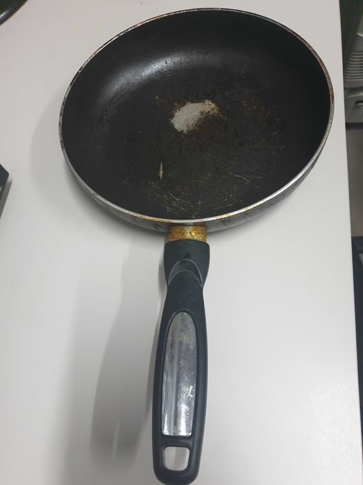 Сковороди бувші в житку