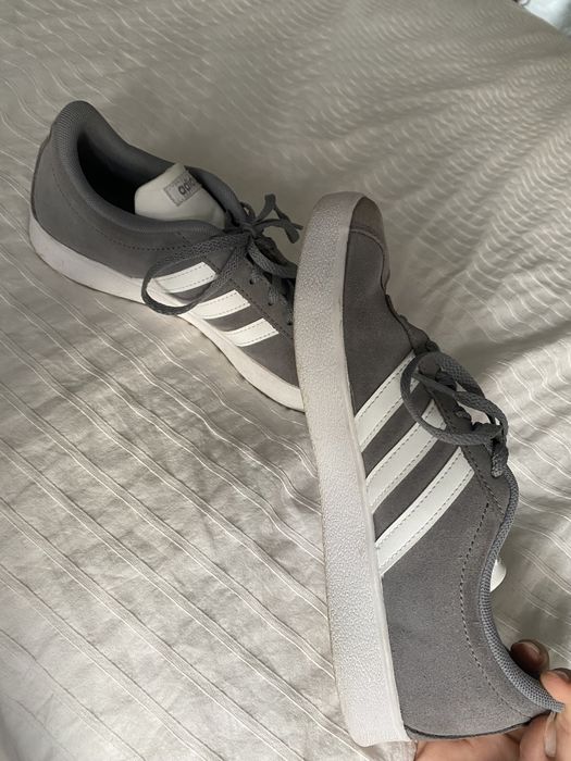 Tênis cinzentos da Adidas