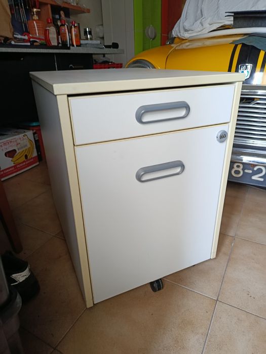 Módulo de secretária IKEA branco, com rodas