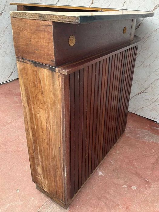 Balcão antigo em L duas partes, altura 122 cm parte curva 140 cm parte reta 150 cm