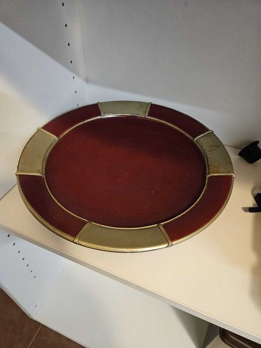 Prato vermelho decorativo de loiça