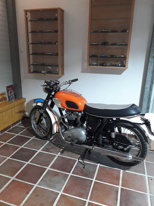 Belissima Triumph bonneville de 1966 em estado de concurso