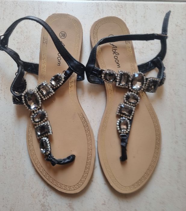 Sandálias Pretas com tira Diamantes