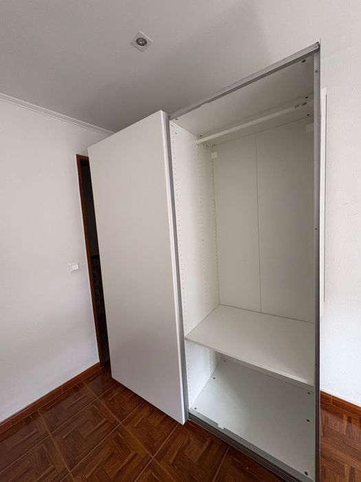 Armário com espelho e portas de correr