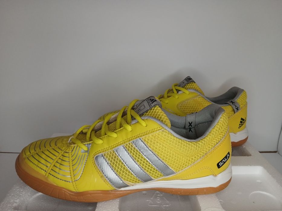 Chuteiras de futsal usadas