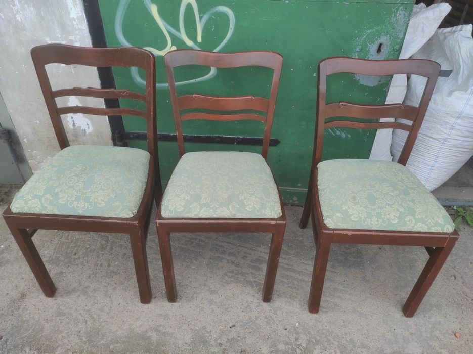 Krzesła na sprężynach okres PRL Cena za 3 sztuki