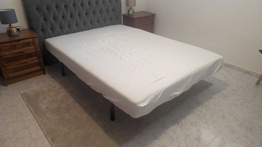 Cama (estrado e colchão) 140x200 em ótimo estado