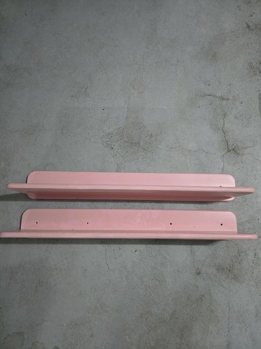 2 Prateleiras cor de rosa para quarto de criança.