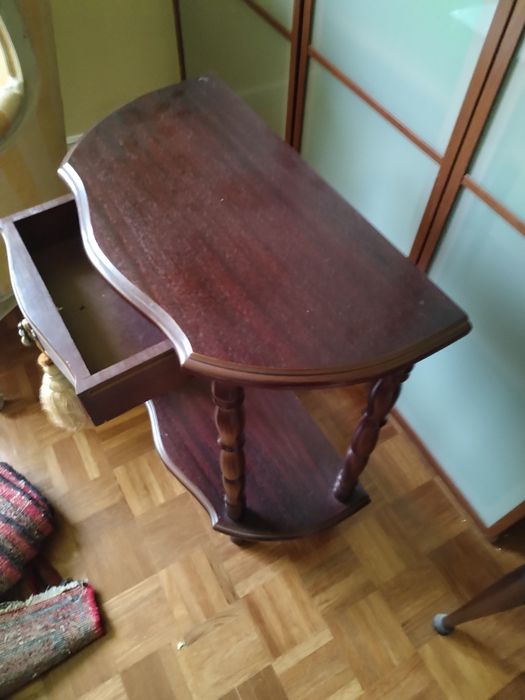 Mesa decorativa em bom estado e bonita