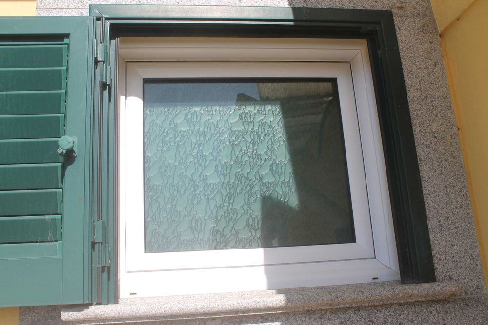 Janela pequena, painel de porta e porta de pladur