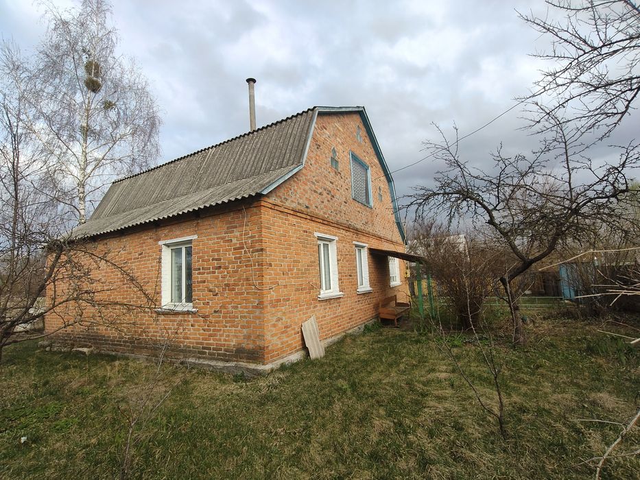 Бабинці-продам цегляний капітальний будинок в центрі селища !