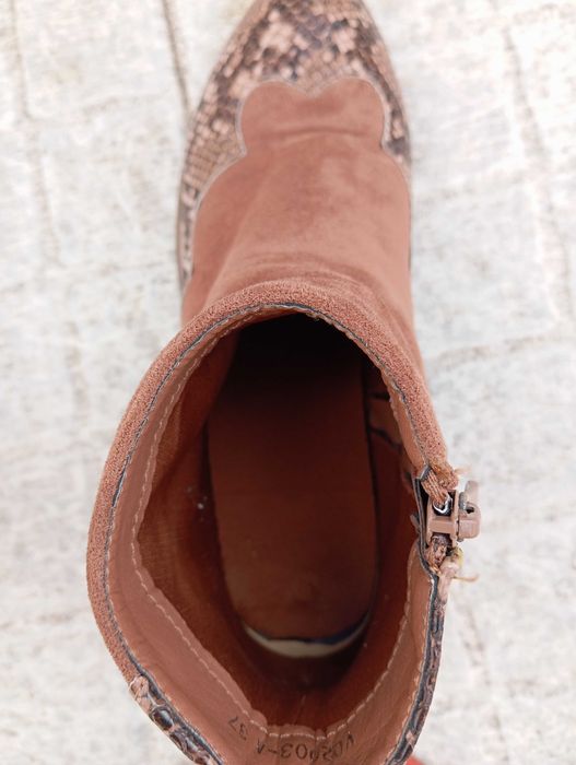 Botas rasas castanhas com padrão
