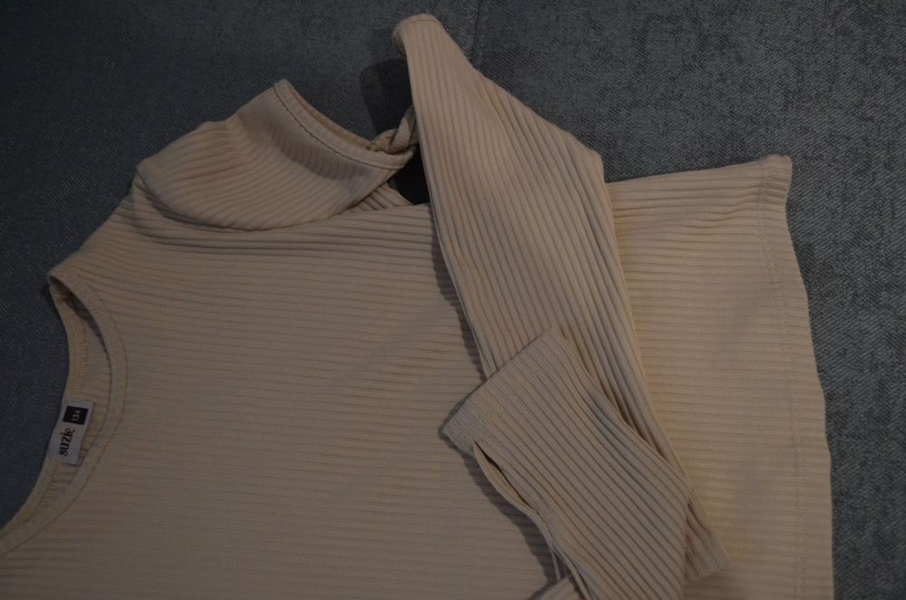 Гольф на дівчинку 134 розмір новий