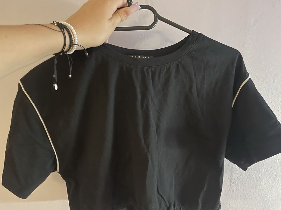 Czarny cropp top.