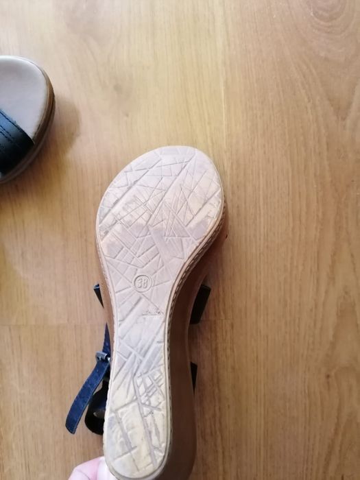 Sandálias em pele 37