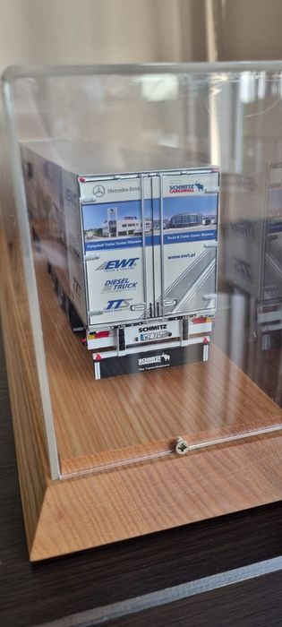 Model ciągnika Mercedes z naczepą Schmitz Cargobull