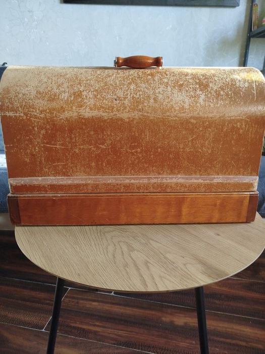 Продается швейная ручная машинка ПМЗ,образца СССР.Подольского завода